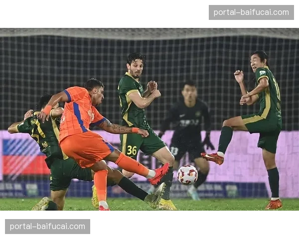 评论：VAR再次介入角球进攻中疑似犯规，裁判尺度引发讨论