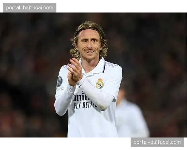 终场哨响，克罗地亚老将莫德里奇跪地掩面：皇马止步八强